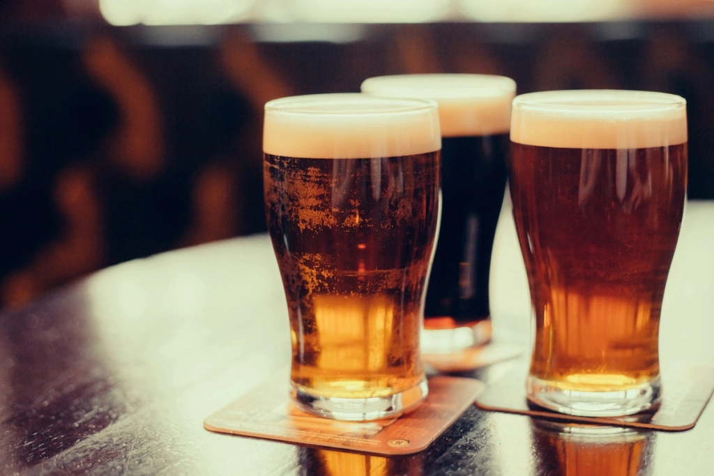 pintes de bières dans un pub